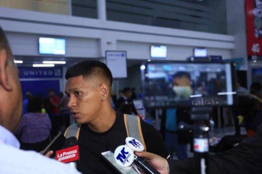 Bryan Moya atendió a la prensa deportiva previo a su vuelo rumbo a Venezuela.