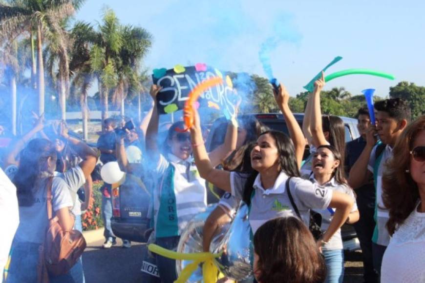 La alegría en sus rostros era más que evidente, los seniors 2019 de la Fundación Mhotivo no cabían de felicidad en su regreso a clases.