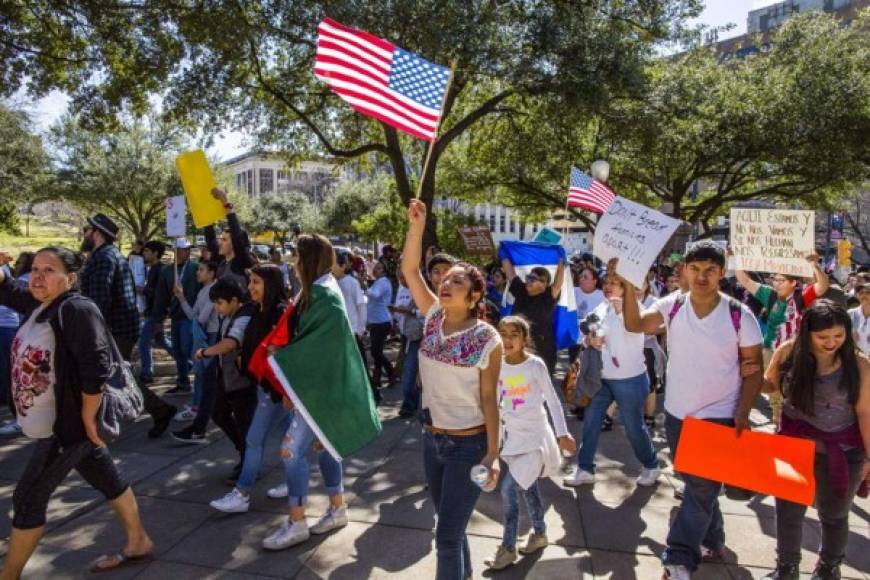 Las iniciativas anti-inmigrantes de Trump han provocado un gran movimiento espontáneo de rechazo en rodo el país.