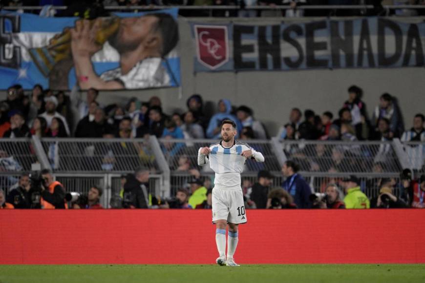 Leo Messi se lamenta después de la ocasión de gol que tuvo. El poste le negó un golazo de tiro libre.