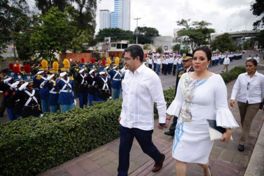 Juan Orlando Hernández y Ana García de Hernández vistieron diseños originales alusivos a la patria. El vestido de la primera dama destaca un Venado Cola Blanca.<br/>