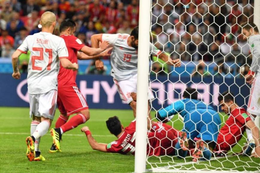 España estuvo cerca del segundo gol en esta jugada. Foto AFP