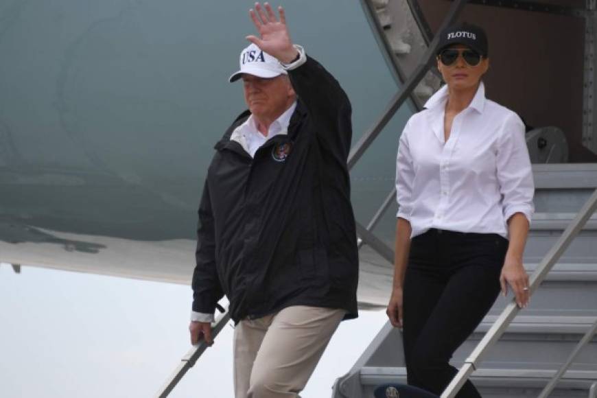 Tras las críticas recibidas, Melania se cambió de ropa en el Air Force One. Sin embargo, su gorra de 'FLOTUS' (Primera dama de EUA) también fue criticada.