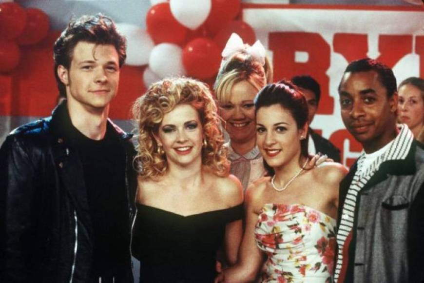 Sabrina, the Teenage Witch, es una sitcom estadounidense basada en el cómic homónimo de Archie Comics. El show se estrenó el 27 de septiembre de 1996 en la cadena ABC con 17 millones de espectadores.<br/><br/>Todos estaban muy jóvenes cuando comenzó la serie.