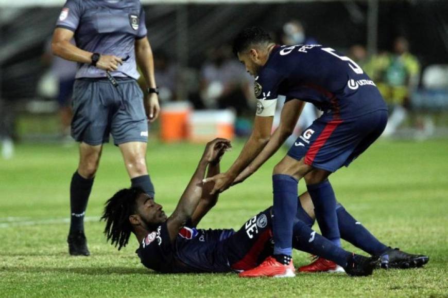 Marcelo Pereira ayudando a Cristopher Meléndez a levantarse tras sufrir una falta.