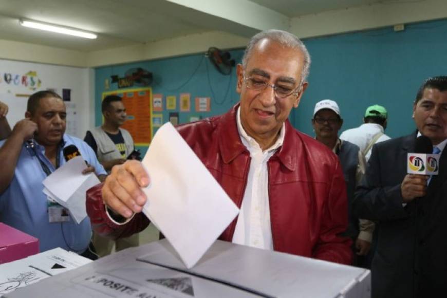 El expresidente liberal Carlos Roberto Flores (1998-2002) ejerció su voto esta tarde en la escuela Nashville School de la capital de Honduras. <br/><br/>El exmandatario liberal enfatizó en que “el país anhela de la unidad de la familia hondureña”.