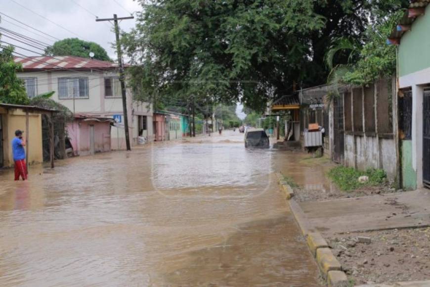 Mientras tanto bomberos, Fuerzas Armadas y la Policía Nacional trabaja en el rescate de los compatriotas que se encuentran en zonas abnegadas por el agua.