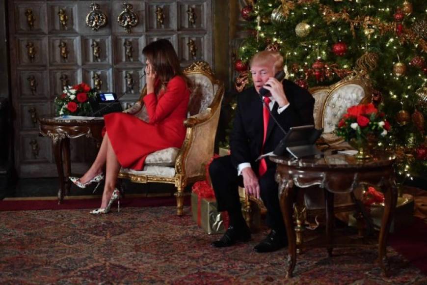 El presidente Donald Trump y Melania también se unieron a la tradición y participaron en algunas llamadas telefónicas desde su residencia de Mar-a-Lago en Florida.