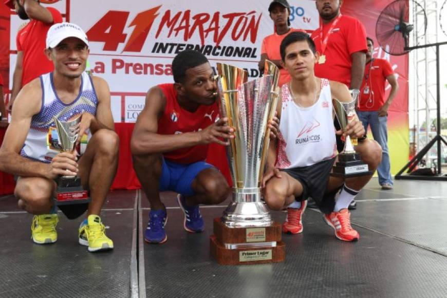 Categoría 21 km. internacional: Richer Pérez de Cuba, primer lugar; José Luis Santana Marin de México, segundo lugar; Didimo Sánchez de Venezuela, tercer lugar -izquierda-.