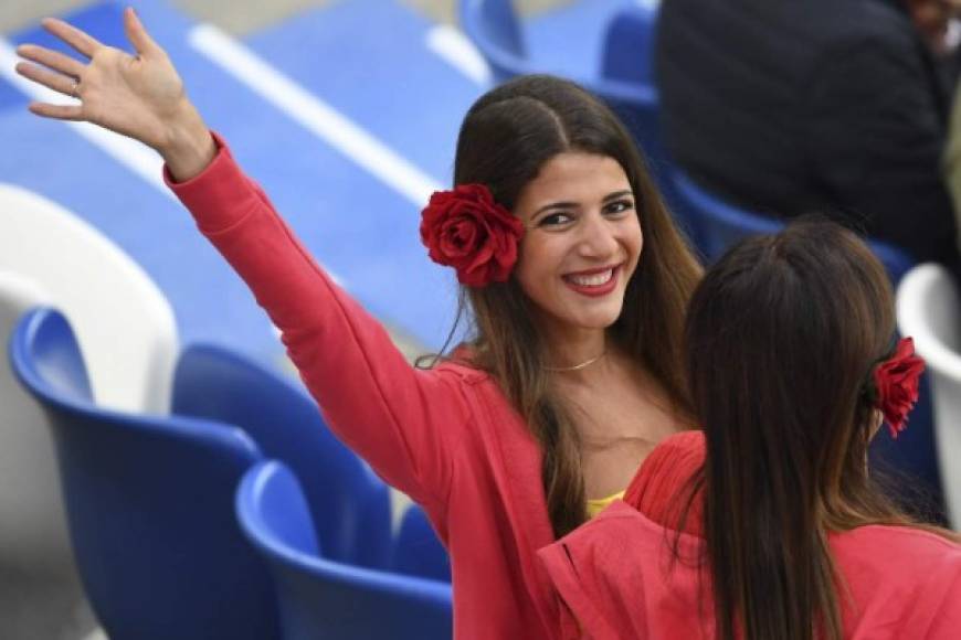 Esta bella española al ver las cámaras envió un hermoso saludo.