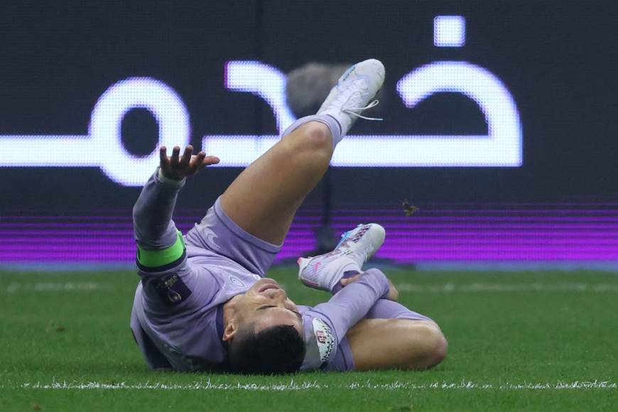 Cristiano Ronaldo se duele en el suelo tras recibir una falta en el partido.