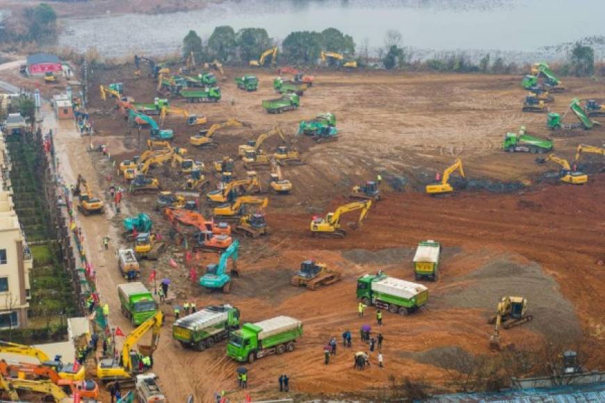 La construcción -indicó la fuente- sigue 'el modelo del hospital levantado en Pekín en siete días para combatir el síndrome respiratoria agudo y grave (SARS) en 2003'.