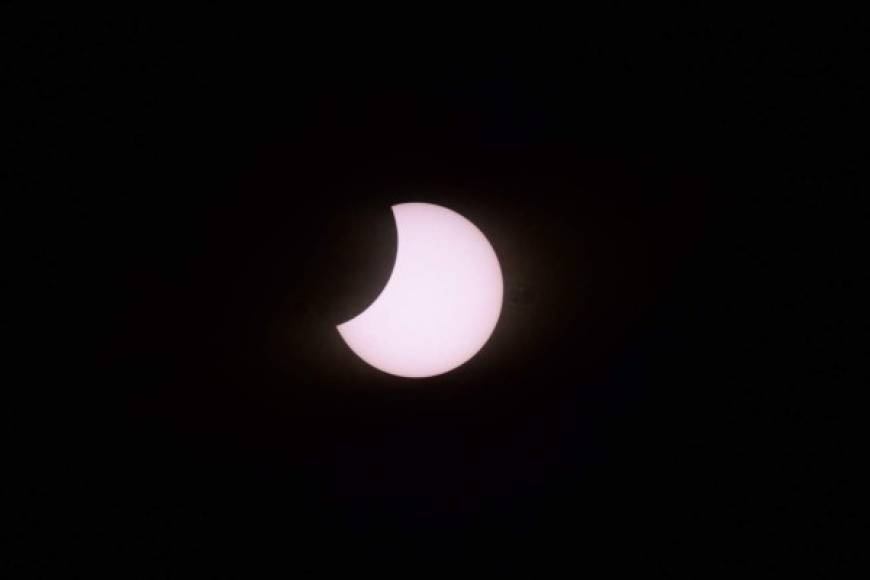 La noche comenzó a caer cerca de las 13H00 (16H00 GMT). Una pequeña brisa antecedió el fenómeno que se vivió en medio del jolgorio en la playa de la localidad de Pucón, en la región de La Araucanía, unos 800 km al sur de Santiago, parte de la 'zona cero' de oscuridad total de este nuevo eclipse de Sol, el segundo que se vive en Chile tras el de julio de 2019.