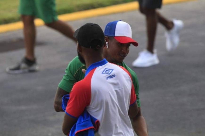 Jorge Benguché saludando a Yerson Gutiérrez del Marathón antes del partido.