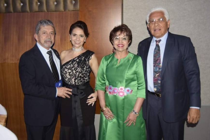 Óscar y Jackie Rodríguez con Santa Euceda y Sergio Peña.