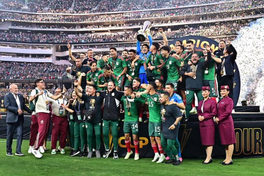 Los jugadores de México celebrando con el trofeo de campeones de la Copa Oro 2023.