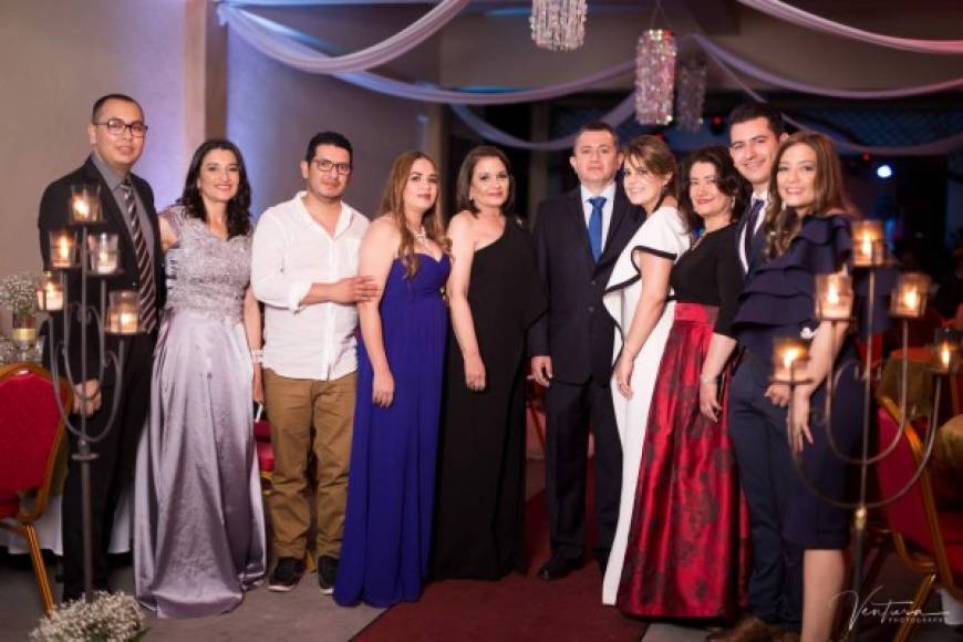 Carlos Marzuca, Guadalupe Aguilar, Gustavo Gonzales, Cecilia Bueso, Sandra Pacheco, Ricardo con Alejandra Cardona, Fanny Santos junto a Johny y Tania Pinto.