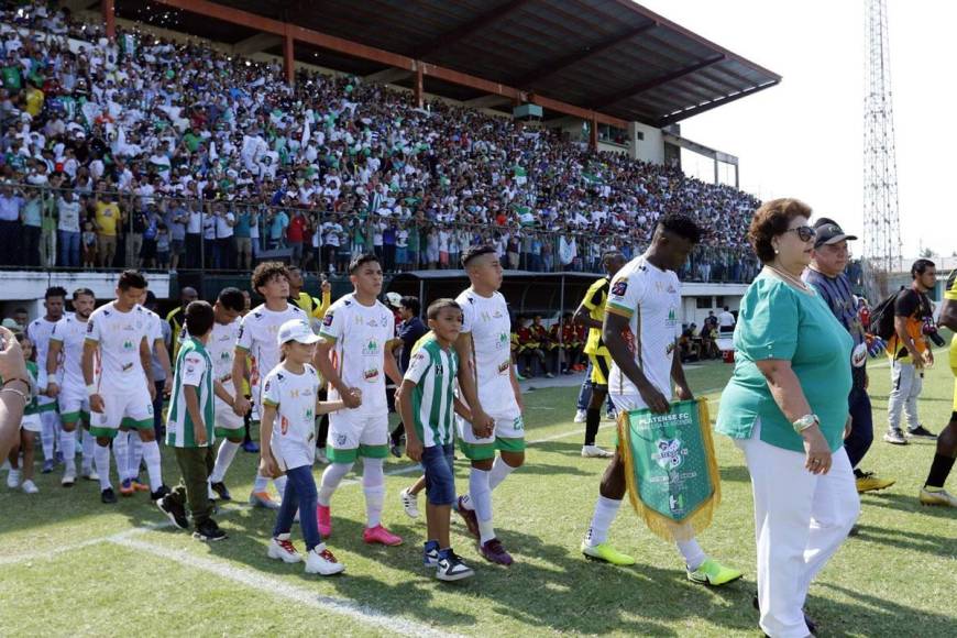 La salida de los equipos titulares de Platense y Génesis a la cancha del estadio Excélsior.