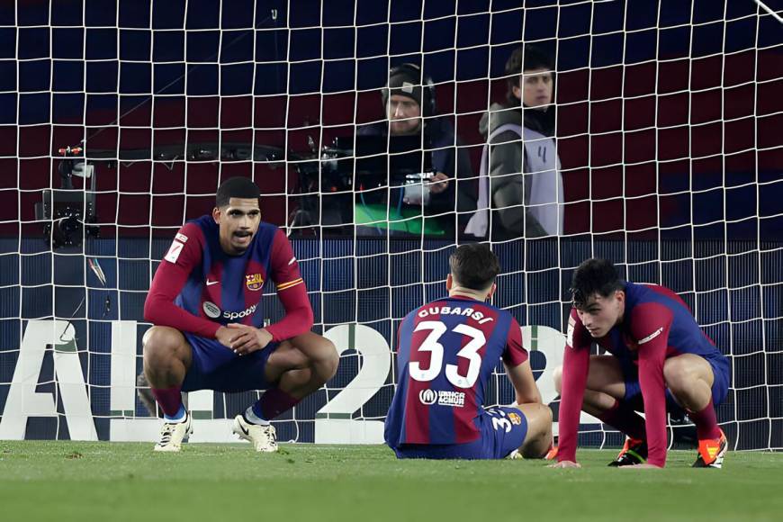 Ronald Araújo, Pau Cubarsí y Pedri se lamentan tras la derrota del Barcelona ante el Villarreal.