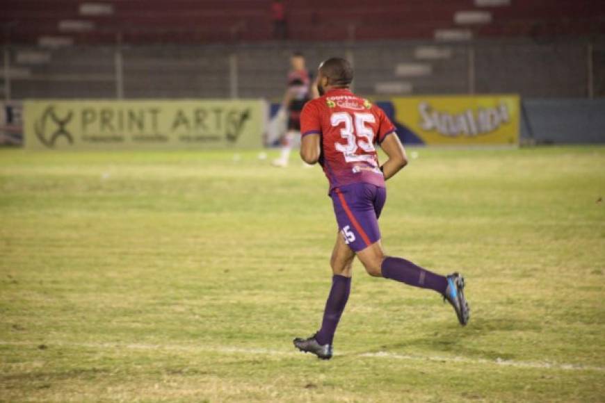 Wilson Palacios debutó con el número 35 en su espalda.