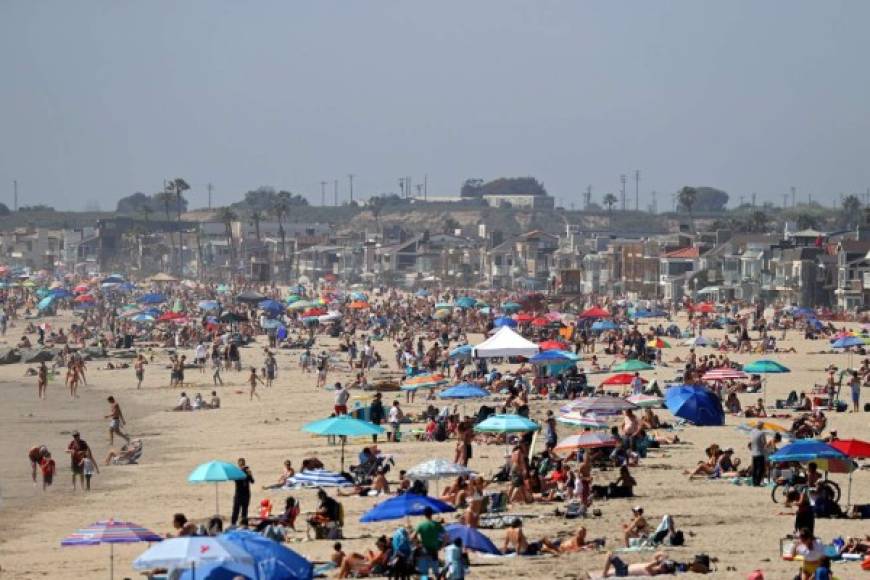 Los bañistas no solo desafiaron la cuarentena sino que también se saltaron las medidas de distancia social y el uso de mascarillas en las playas.