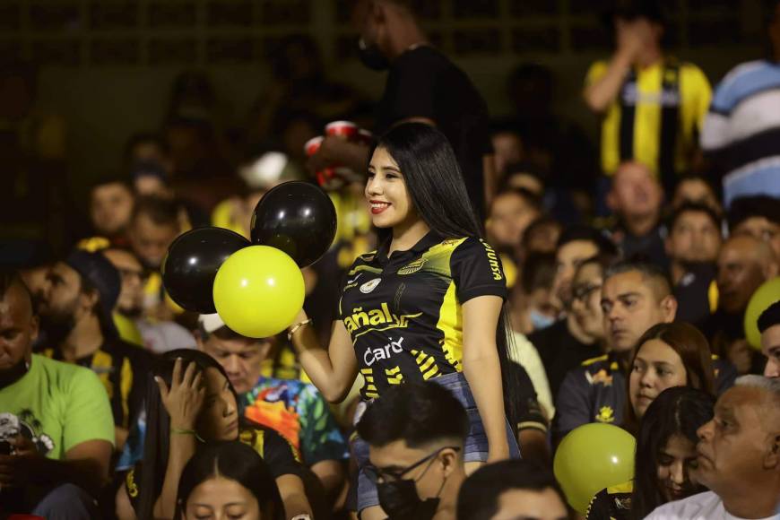 Ambientazo y lindas chicas en el Morazán con el Real España-Alajuelense por Liga Concacaf