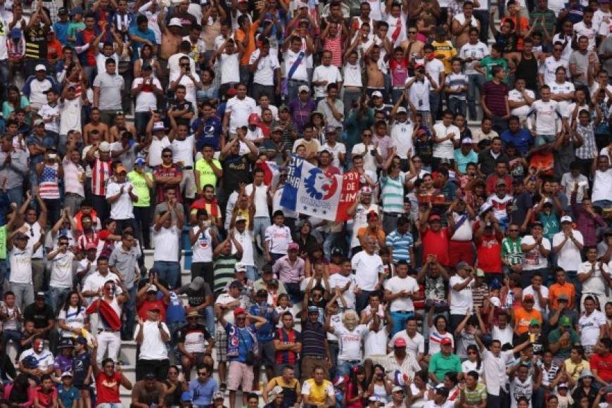 Miles de seguidores del Motagua y Olimpia están en el Nacional disfrutando de la gran final.
