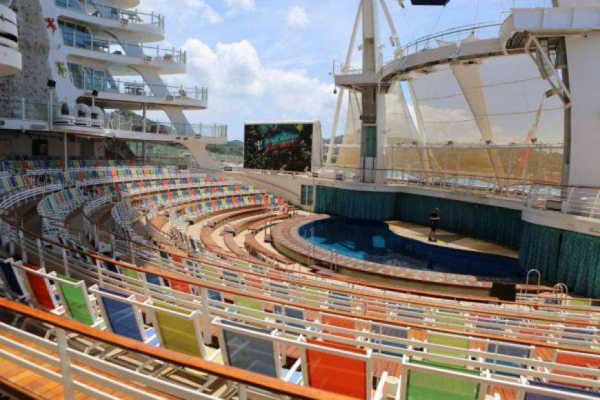 Allure of the Seas también tiene un teatro con 1,380 asientos.