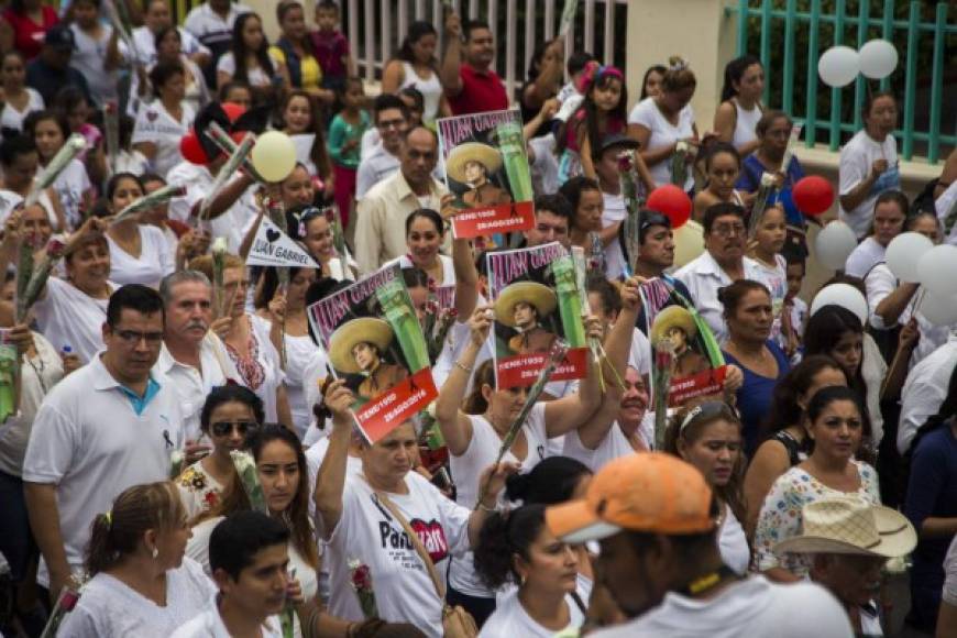 Decenas de personas esperan la llegada de los restos del cantautor Juan Gabriel hoy, martes 30 de agosto de 2016, a las afueras de Palacio de Bellas Artes en Ciudad de México (México).