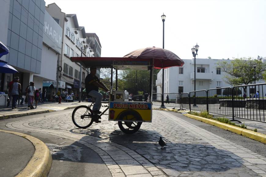 Pedro Sanchéz (52 años), tiene más de 30 años trabajando bajo intensas temperaturas y recorriendo las calles de la ciudad con su carrito de nieves. 