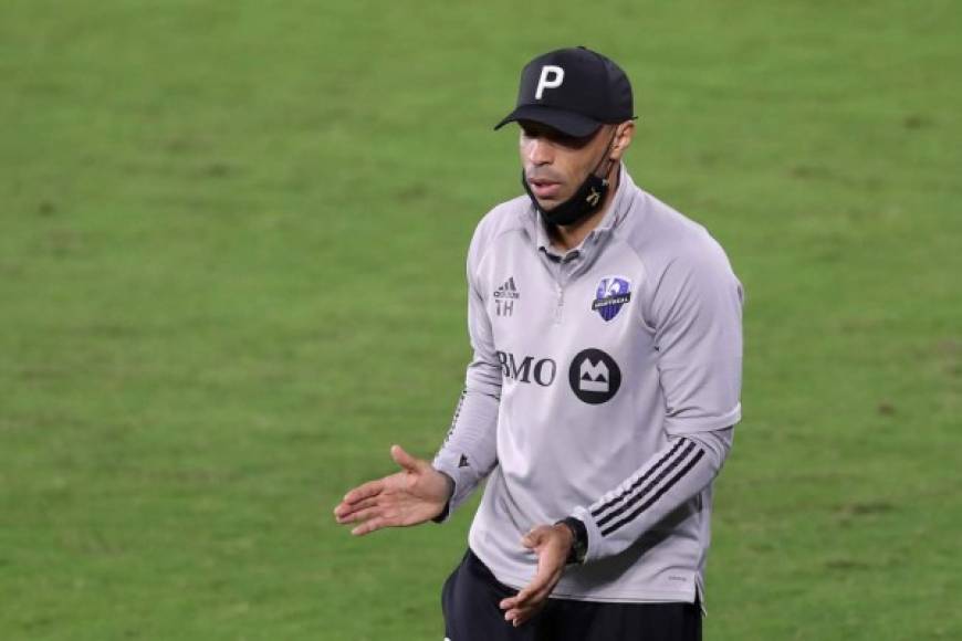 'Tití' Henry aplaudiendo a su equipo.