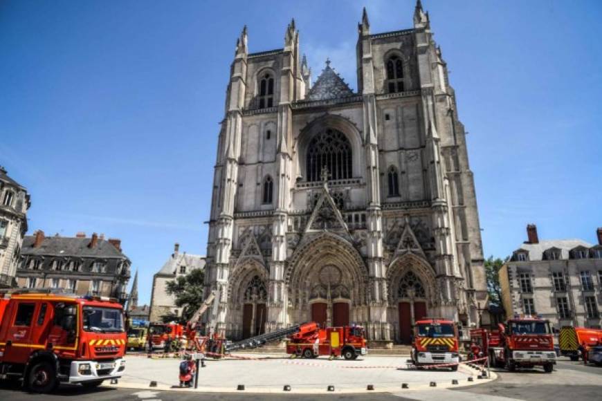 La construcción de la catedral de San Pedro y San Pablo, de estilo gótico flamígero, duró varios siglos (de 1434 a 1891), con torres levantadas en 1508, de una altura de 63 metros.