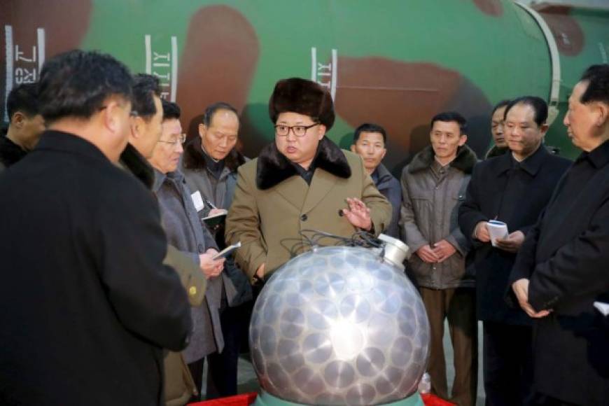 Expertos estiman que el régimen norcoreano ha logrado miniturizar ojivas nucleares que puede ensamblar en sus misiles, y tras el 'éxitoso' ensayo de un proyectil intercontinental, EUA se toma más en serio la amenaza de un ataque norcoreano contra su territorio.