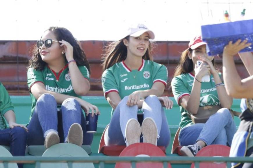 Hermosas aficionadas del Marathón en las gradas del estadio.