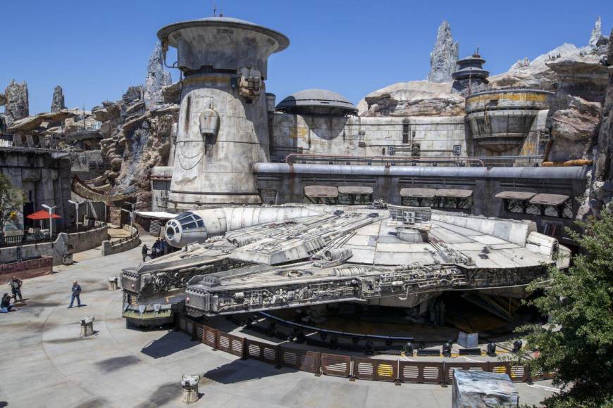 En el año 2012 Disney compró Lucasfilm y anunció una nueva trilogía de Star Wars. La compañía del ratón Mickey pagó 4.000 millones de dólares a George Lucas. Esto ha llevado a miles de anécdotas, como la creación de un parque temático Disney Star Wars.