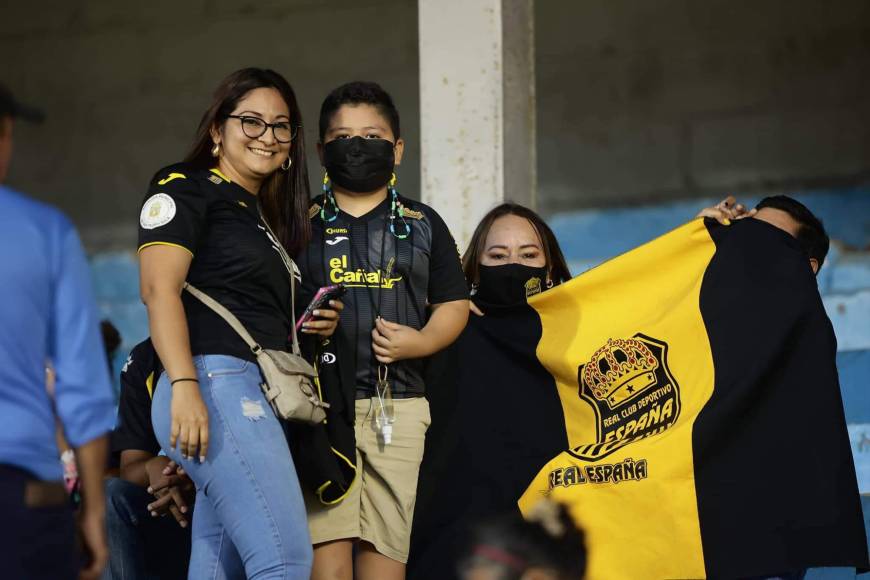 Ambientazo y lindas chicas en el Morazán con el Real España-Alajuelense por Liga Concacaf