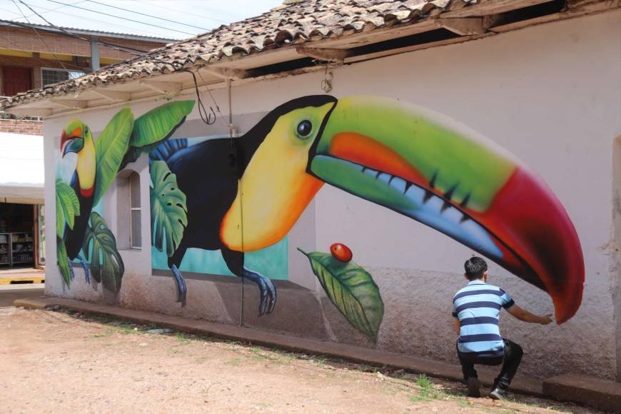 Algunos de los nuevos murales como el de los dos tucanes está reflejado en 3D, pareciera que las dos aves salen de las ventanas de una casa.