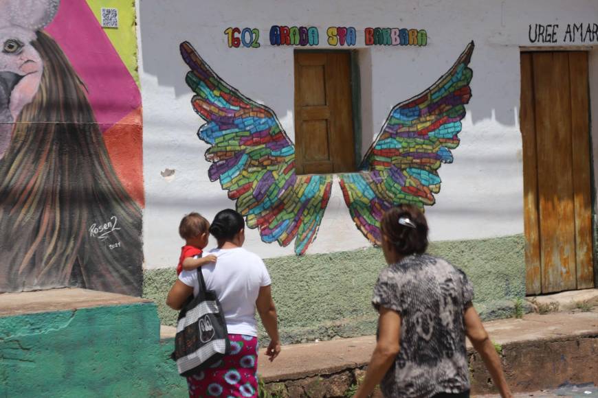 La mayoría de las viviendas de la Arada están decoradas con los murales, sus pobladores están orgullosos de ser uno de los pueblos más coloridos de Honduras.