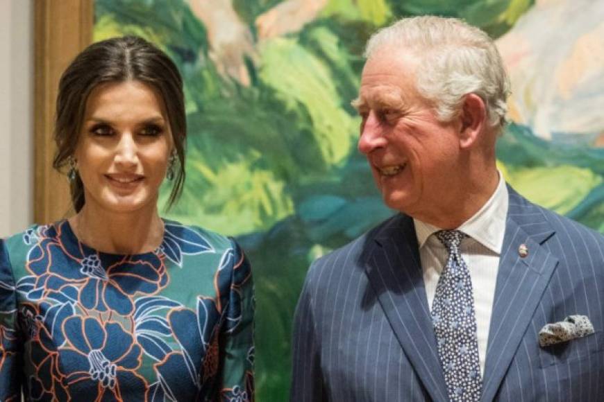 La monarca llegó con 20 minutos de retraso a su reunión con el futuro rey de Inglaterra en la la noche de inauguración de la exhibición 'Sorolla: Maestra de la Luz Española' en la Galería Nacional en Londres.