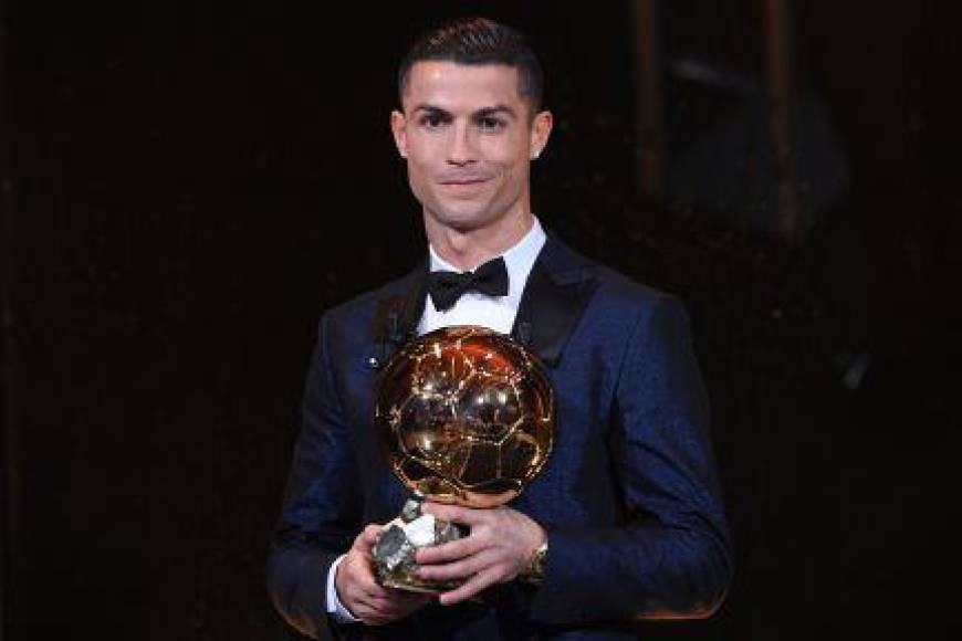 6. En 2017 fue la última ocasión en la que Cristiano Ronaldo ganó el Balón de Oro antes de su salida del Real Madrid. Este fue el quinto que se llevó el ahora jugador del Al Nassr. 