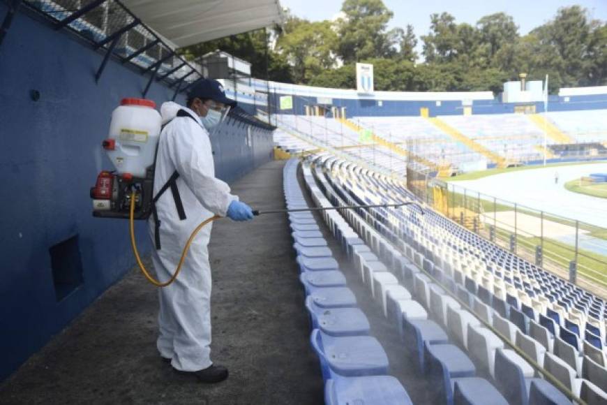 Luego del triunfo de la selección de Guatemala 2-1 sobre Honduras, las autoridades de salud desinfectaron el estadio.