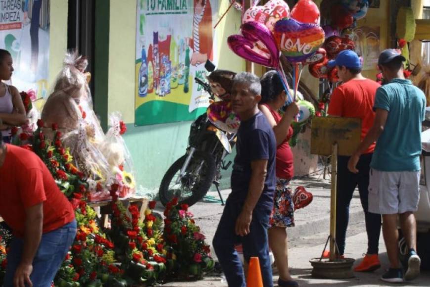 El día de San Valentín es uno de los días en que el comercio informal de San Pedro Sula más se mueve.