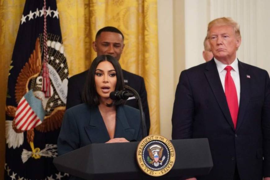 La esposa de Kanye West, que tiene acostumbrado a todo el mundo a lucir extravagancias, transparencias o aberturas que dejan muy poco a la imaginación, lució una imagen impecable.