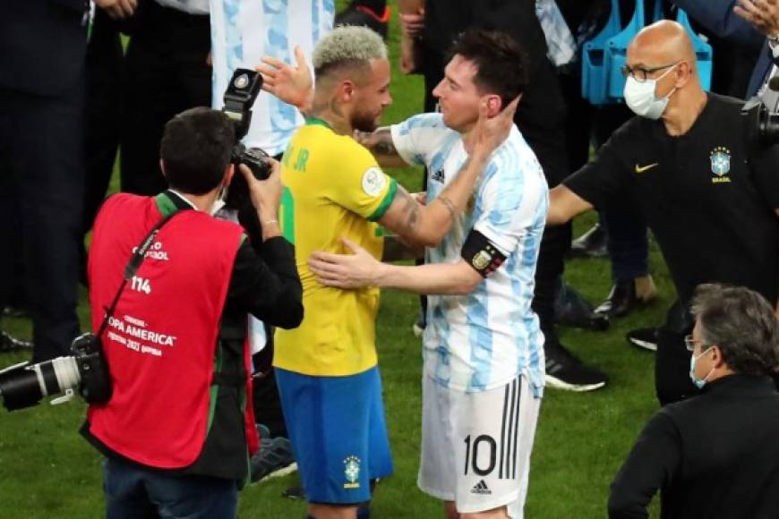 Antes de los actos para recibir las medallas, Messi se encontró nuevamente a Neymar y también lo consoló.