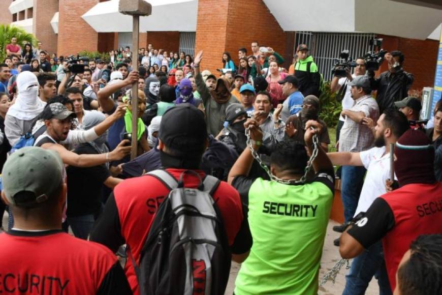 Los miembros del Movimiento Estudiantil Universitario (MEU) respondieron al desalojo de la institución lanzando piedras y palos a los guardias privados, que en principio intentaron dialogar con los manifestantes pero luego repelieron el ataque con golpes.<br/>