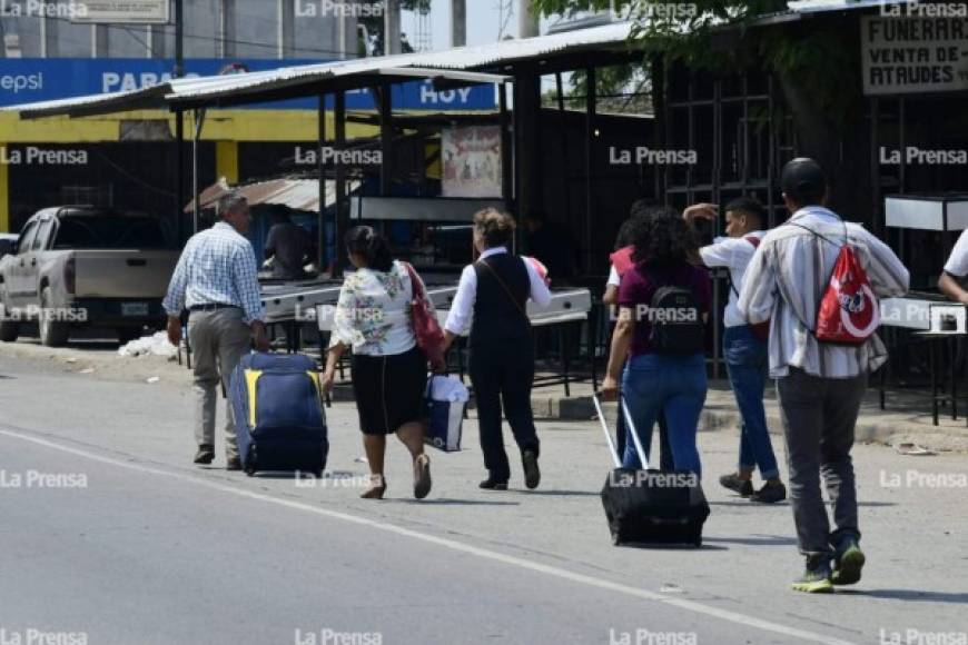 Los viajeros que se trasladaban a lugares cercanos a hacia el aeropuerto de la ciudad no tuvieron más remedio que hacerlo a pie, mientras arrastraban sus maletas junto con ellos.