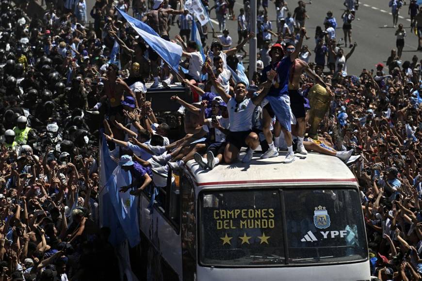 Los jugadores de Argentina disfrutando el paso de la caravana en las calles de Buenos Aires.