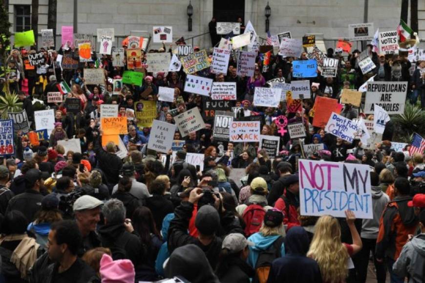 A la protesta de Nueva York asistieron miles de personas, aunque muchas de ellas presentándose en el lugar en distintos momentos de la manifestación, que se prolongó por cuatro horas, a partir del mediodía