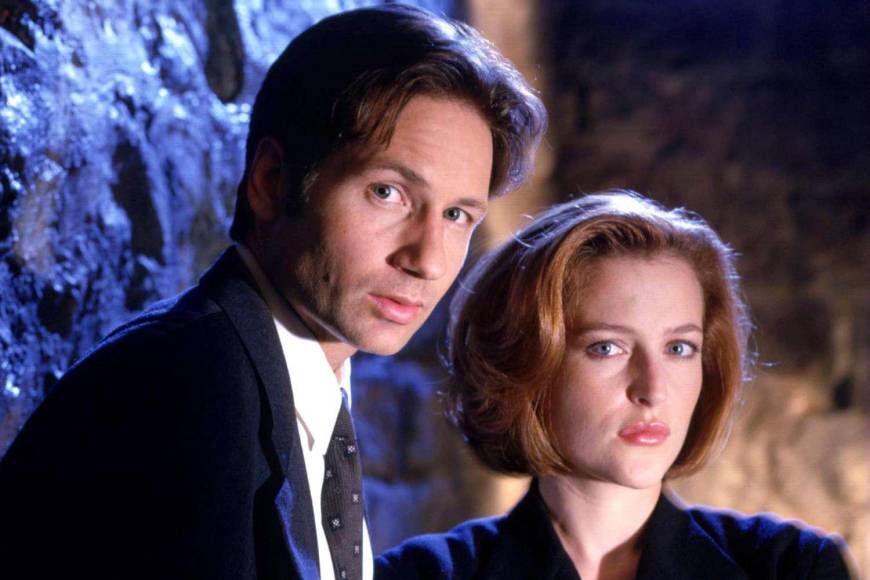 David Duchovny y Gillian Anderson: Nos engañaron durante 11 temporadas: Mulder y Scully no se amaban tanto como creíamos después de todo. En la pantalla de The X-Files, como en los casos antes abordados en este artículo, ambos personajes tenían una clara tensión en algunos episodios, compartían escenas de gritos mutuos y el trato no era el mejor. Pero muy detrás de todo, Mulder y Scully estaban enamorados, y eventualmente hasta tuvieron un hijo juntos.