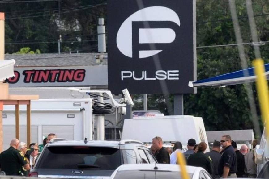 12 de junio de 2016, Orlando, Florida, EUA<br/>El ataque a esta discoteca frecuentada por miembros de la comunidad gay fue atacado por un pistolero Omar Mateen, quien mató a 49 personas e hirió a otras 53. Mateen, quien también murió en el ataque, había jurado lealtad al grupo yihadista Estado Islámico.
